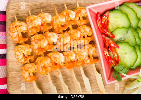 Goong - Thai Garnelen Satay mit Erdnuss-Sauce, Gurke und Zwiebel-Relish zu stillen. Beilage von Gurken, roten Zwiebeln und Chili. Stockfoto