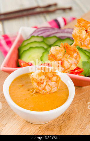 Sate Goong - Thai Garnelen Satay mit Gurke und Zwiebel-Relish und Erdnuss-Sauce, Gurke und Zwiebel serviert. Stockfoto