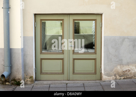 Grüne Doppeltür mit Deko-Elemente im alten Gebäude-Fassade. Tallinn, Estland Stockfoto