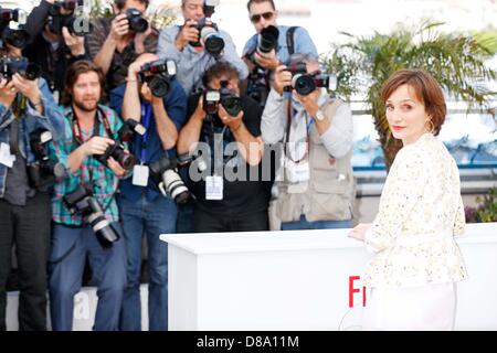 22. Mai 2013 - Cannes, Ca, Frankreich - KRISTIN SCOTT THOMAS. Nur Gott vergibt photocall.66th Cannes Film Festival.Cannes, France.May 22, 2013. (Kredit-Bild: © Roger Harvey/Globe Photos/ZUMAPRESS.com) Stockfoto