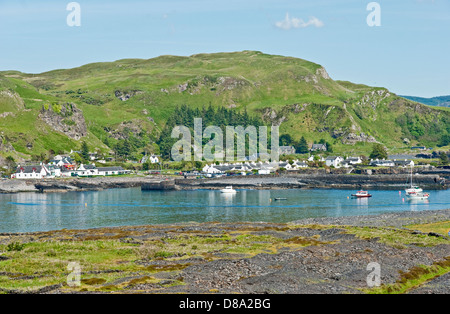 Gesamtansicht des Dorfes Easdale am Seil über dem Wasser von der stillgelegten Schiefer Steinbrüche auf der Insel Easdale in Schottland. Stockfoto