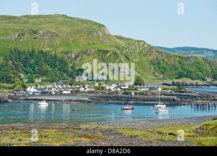 Gesamtansicht des Dorfes Easdale am Seil über dem Wasser von der stillgelegten Schiefer Steinbrüche auf der Insel Easdale in Schottland. Stockfoto