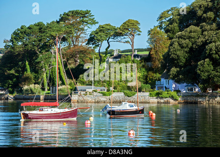 Boote in Flushing in Bucht von Falmouth, Cornwall, UK Stockfoto