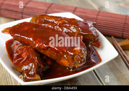 Char Siu - chinesische klebrige Schweinefleisch Spareribs mit einer süßen und herzhaften Sauce gebraten. Stockfoto