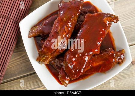 Char Siu - chinesische klebrige Schweinefleisch Spareribs mit einer süßen und herzhaften Sauce gebraten. Stockfoto