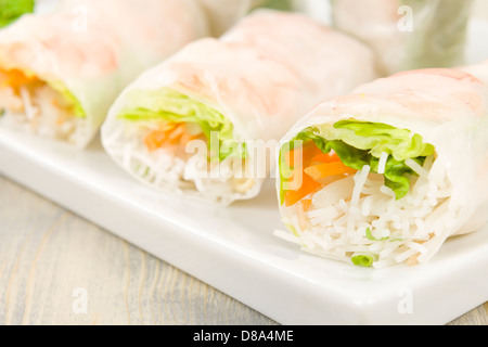 Goi Cuon - vietnamesische frische Sommer Brötchen gefüllt mit Garnelen, Schweinefleisch, Kräutern, Reisnudeln und Gemüse. Stockfoto