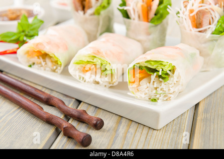 Goi Cuon - vietnamesische frische Sommer Brötchen gefüllt mit Garnelen, Schweinefleisch, Kräutern, Reisnudeln und Gemüse. Stockfoto