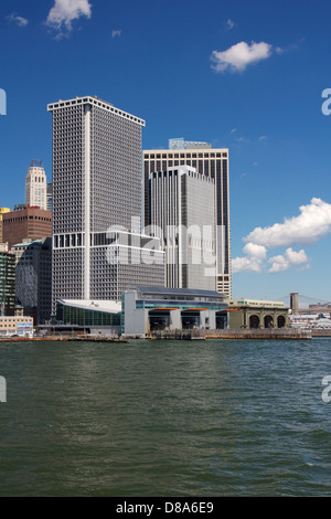 Staten Island Ferry an South Ferry an der Südspitze von Manhattan, New York, NY, USA. Stockfoto