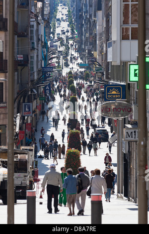 Belebten Einkaufsstraße in Vigo. Spanien. Lange Tele Ansicht Stockfoto