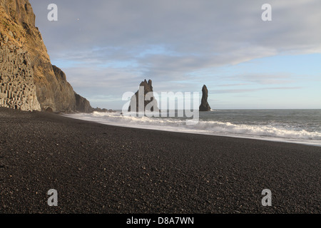 Basaltsäulen und vulkanischen Gesteinen Reynisfjara Strand, Süden Islands Stockfoto