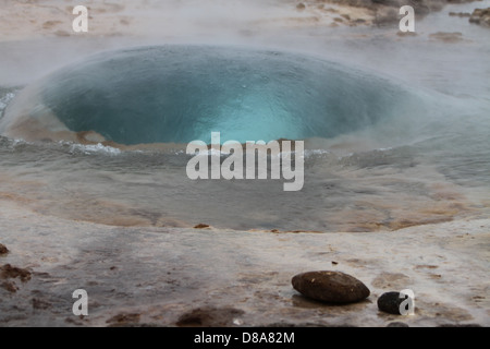 Der Ausbruch des Strokkur Geysir im Haukadalur Tal in Island Stockfoto