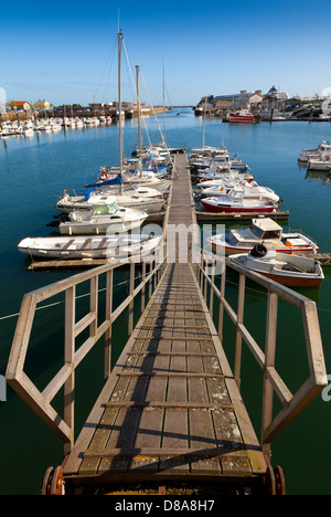 Cherbourg Marina Gangway mit Vergnügen Segelboote, Normandie, Frankreich. Stockfoto