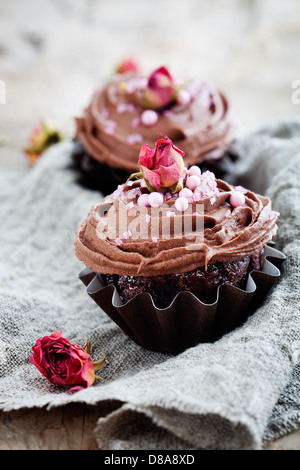 Frische hausgemachte Schokoladen-Muffins mit rosa Verzierungen Stockfoto