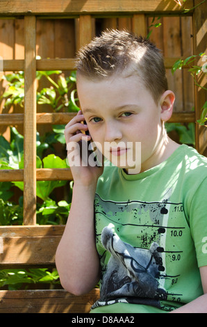 Young Boy telefonieren mit einem Handy Stockfoto