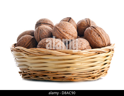 Weidenkorb mit Walnüssen isoliert auf weißem Hintergrund Stockfoto