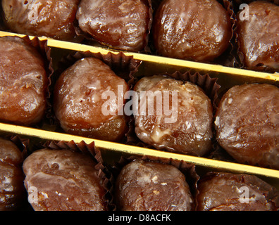 Schachtel mit leckeren Marron glace Stockfoto