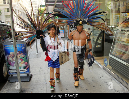 Demonstranten gingen auf die Straßen von Downtown Los Angeles zur Teilnahme an Maifeiertag Proteste, Immigrant Deportationen zu beenden. Stockfoto