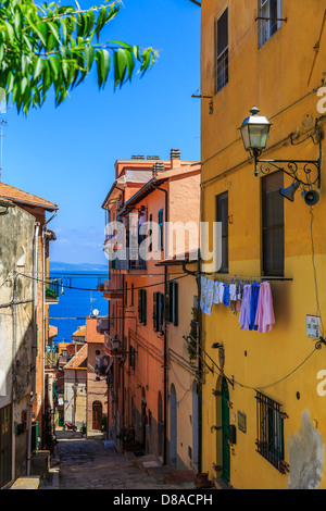 Blick auf das Meer von einer kleinen Straße in Monte Argentario, Porto Santo Stefano, Maremma, Provinz Grosseto, Toskana, Italien Stockfoto