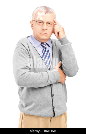 Schwere reifen Mann mit Pflaster auf der Stirn, isoliert auf weißem Hintergrund Stockfoto