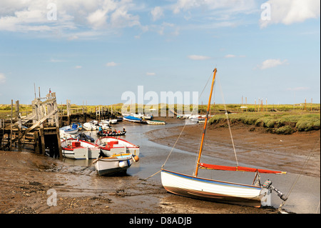 Angelboote/Fischerboote und Landung Kais auf Morston Priel in Blakeney National Nature Reserve, Norfolk, England Stockfoto