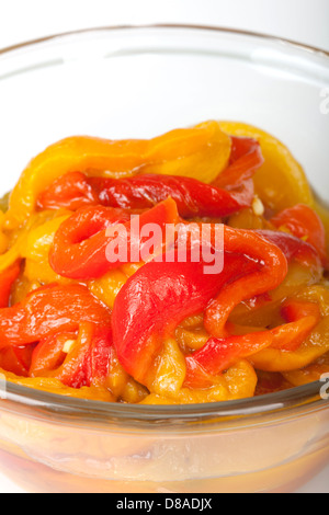 Geröstete Paprika mit Öl in Schüssel aus Glas Stockfoto