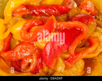 Geröstete Paprika mit Öl in Schüssel aus Glas Stockfoto