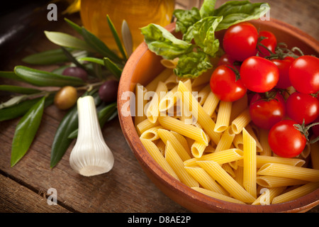 Zutaten für Pasta Alla Norma auf Holztisch Stockfoto
