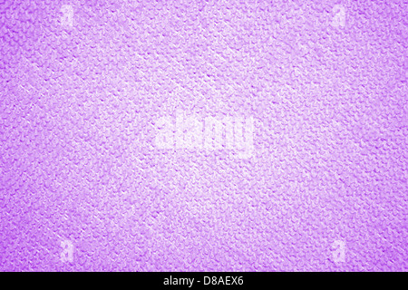 Eine Nahaufnahme aus Lavendel-Mikrofasergewebe, das die feine Textur und die weichen Fasern hervorhebt. Mikrofasertücher sind bekannt für ihre hohe Saugfähigkeit und Reinigungseffizienz. Stockfoto