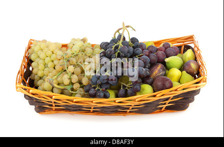 Süße Trauben und Feigen in Korb Stockfoto