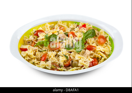 Pasta-Salat mit Thunfisch, Tomaten und grüne Oliven Stockfoto