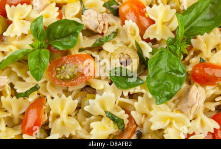 Pasta-Salat mit Thunfisch, Tomaten und grüne Oliven Stockfoto