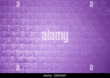 Eine Nahaufnahme aus Kunststoff mit violettem Kreismuster. Die Textur unterstreicht die glatte Oberfläche und die lebendige Farbe und eignet sich daher für Design- und Dekorationszwecke in verschiedenen Projekten. Stockfoto