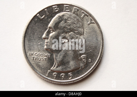 Dies ist ein Bild der Vorderseite einer US-Vierteldollar-Münze, das das Porträt von George Washington zeigt, dem ersten Präsidenten der Vereinigten Staaten. Die Münze ist Teil der US-Währung und ist seit 1796 im Umlauf. Das Bild zeigt auch die Inschriften „Freiheit“ und „in God We Trust“ sowie das Jahr der Prägung. Stockfoto