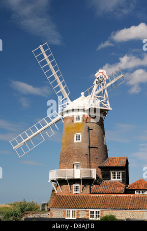 18. C rote Ziegel Cley Windmühle aka Cley Towermill in die North Norfolk Heritage Coast Dorf Cley als nächstes das Meer, England Stockfoto