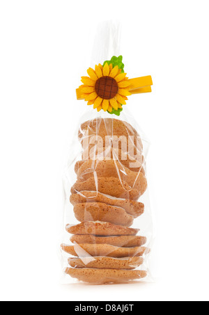 Verpackung von Sonnenblumen Cookies auf weißem Hintergrund Stockfoto