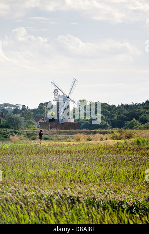 Walker auf Norfolk Coast Path aka Peddars Weise. Röhrichten und Windmühle im Dorf von Cley Norfolk Erbe Nordküste nächstes Meer Stockfoto