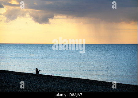 Zwei Angler Seefischer auf Schindel Cley Strand an der Nordküste Norfolk Erbe. Sommer-Abendlicht Stockfoto