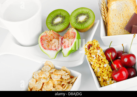 Frühstück mit Obst und Energie bar Stockfoto