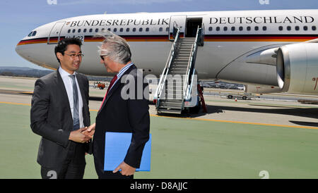 Vizekanzler und Wirtschaft Minister Philipp Rösler (L) schüttelt Hände mit Generalkonsul Peter Rothen am Flughafen in San Francisco, Kalifornien, USA, 22. Mai 2013. Rösler ist begleitet von mehr als 100 deutsche Start-ups-Manager und IT-Unternehmen bei seinem Besuch in den USA vom 19. bis 24. Mai 2013. Foto: OLE SPATA Stockfoto