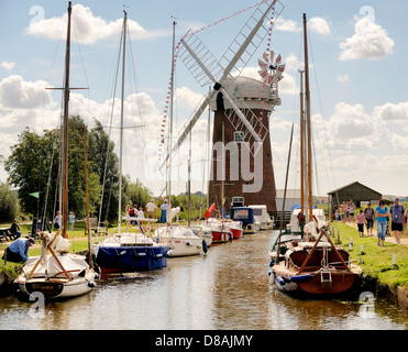 Horsey Windpumpe Entwässerung Windmühle in der Nähe von Great Yarmouth, Norfolk, England. Sportboote bei Horsey bloße. Sommer Stockfoto