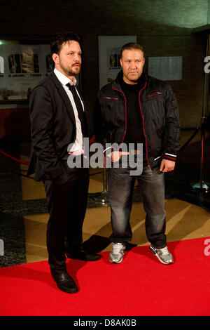 Berlin, Deutschland. 22. Mai 2013. Deutscher Schauspieler Sascha Alexander Gersak (L) und ehemaliger Guantanamo-Häftling Murat Kurnaz kommen für die Premiere des Films "5 Jahre Leben" in Berlin, Deutschland, 22. Mai 2013. Am 23. Mai wird der Film in deutschen Kinos ausgestrahlt werden. Foto: Maurizio Gambarini/Dpa/Alamy Live News Stockfoto