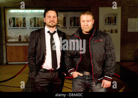 Berlin, Deutschland. 22. Mai 2013. Deutscher Schauspieler Sascha Alexander Gersak (L) und ehemaliger Guantanamo-Häftling Murat Kurnaz kommen für die Premiere des Films "5 Jahre Leben" in Berlin, Deutschland, 22. Mai 2013. Am 23. Mai wird der Film in deutschen Kinos ausgestrahlt werden. Foto: Maurizio Gambarini/Dpa/Alamy Live News Stockfoto