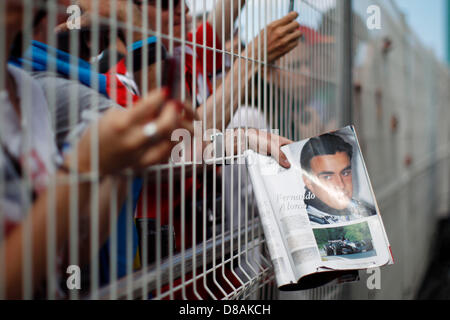 Monaco. 22. Mai 2013. Motorsport: FIA Formula One World Championship 2013, Grand Prix von Monaco, Fans warten Autogramme Credit: Dpa Picture-Alliance / Alamy Live News Stockfoto