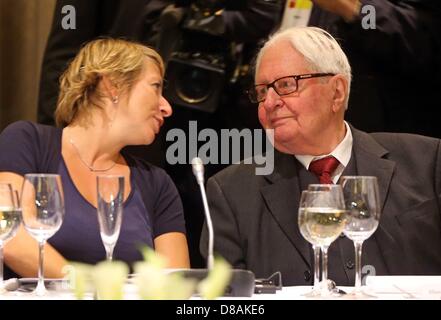 Ehemalige SPD-Vorsitzende Hans-Jochen Vogel und der Präsident des belgischen Socialistische Partij Anders, Caroline Gennez an der Sitzung der europäischen sozialdemokratischen Regierung und Parteiführer anlässlich des 150. Jahrestages der SPD in Leipzig, Deutschland, 22. Mai 2013 teilnehmen. vor 150 Jahren der allgemeinen deutschen Arbeiter-Verein (allgemeinen Deutscher Arbeiterverei, ADAV) gegründet, der Vorläufer der SPD. Foto: Jan Woitas Stockfoto