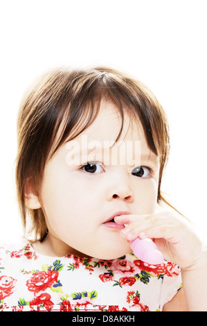 Closeup Portrait von kleinen Mädchen, die ihre Zähne putzen Stockfoto