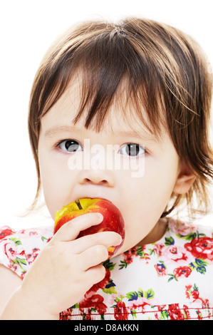 Junges Mädchen Bissen von großer roter Apfel Stockfoto