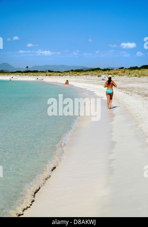 Idyllischer Strand Platja de S'Alga auf Espalmador - kleinen, unbewohnten Insel nördlich von Formentera, Balearen, Spanien Stockfoto