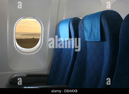 Flugzeugsitz und Fenster in einem Flugzeug Stockfoto
