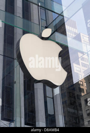 New York, USA. 21. Mai 2013. Große weiße Apple-Logo ist in der 32-Fuß-Edelstahl-Glas Cube Eingang zum Apple Store am 767 Fifth Avenue zwischen der 58. und 59. Straße in Manhattan ausgesetzt. Bildnachweis: Ann E Parry / Alamy Live News Stockfoto