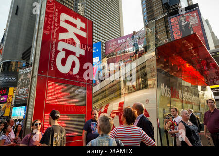 New York, USA. 21. Mai 2013.  Der Times Square TKTS Kassenhäuschen, hinter der großen roten Treppe ist während der Dämmerung in Manhattan beschäftigt. Bildnachweis: Ann E Parry / Alamy Live News Stockfoto